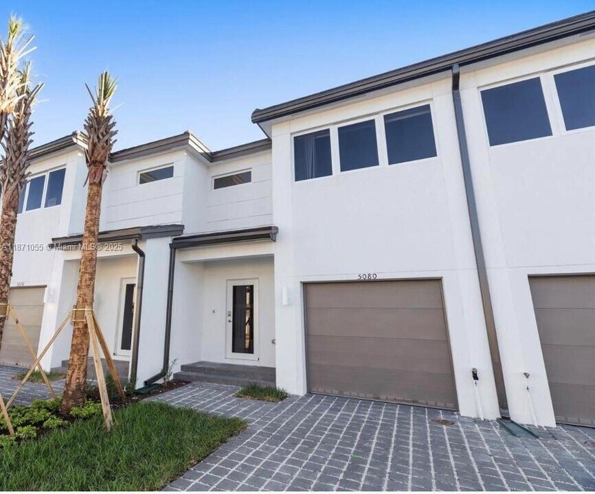 5090 SW 37th St in West Park, FL - Foto de edificio