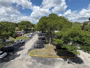 721 N Pine Island Rd in Plantation, FL - Building Photo - Building Photo