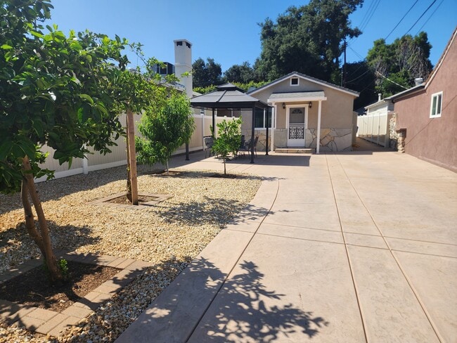 8522 Hillrose St in Sunland, CA - Building Photo - Building Photo
