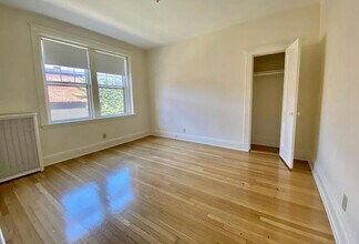 14 Alton Pl, Unit 3 in Brookline, MA - Building Photo - Building Photo