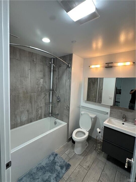 12222 Wilshire Blvd in Los Angeles, CA - Building Photo