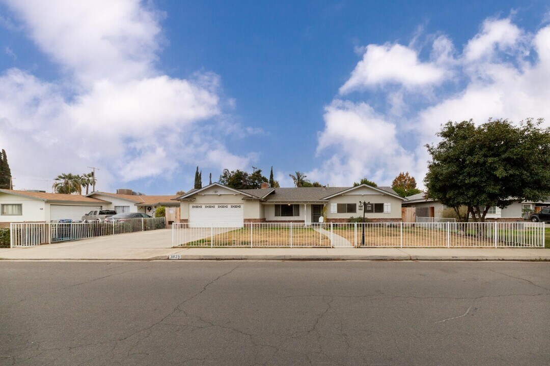 3825 Bianchi Way in Bakersfield, CA - Foto de edificio