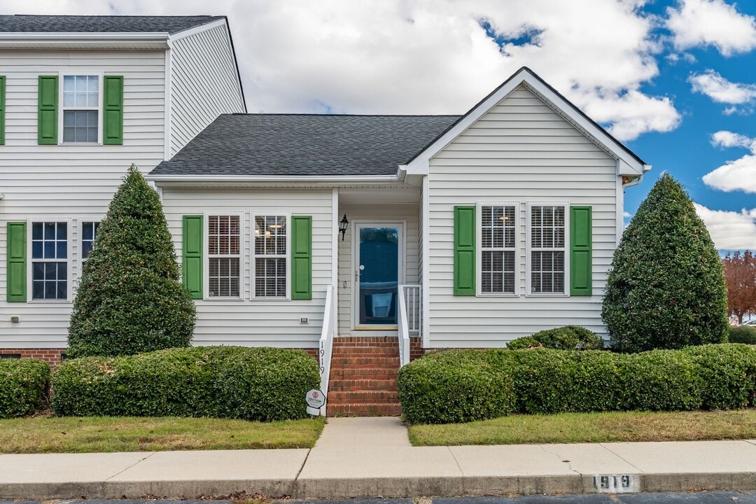 1919 Stroll Cir in Fuquay Varina, NC - Building Photo