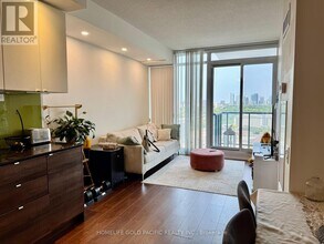 121-2121 McMahon Dr in Toronto, ON - Building Photo - Building Photo