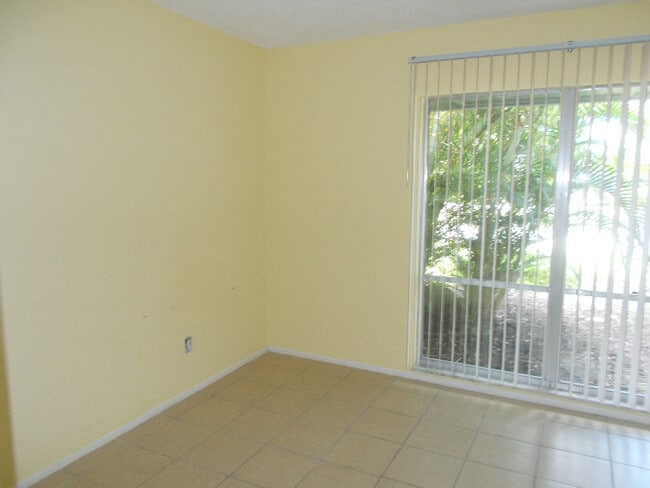 4261 Island Cir in Ft. Myers, FL - Building Photo - Building Photo