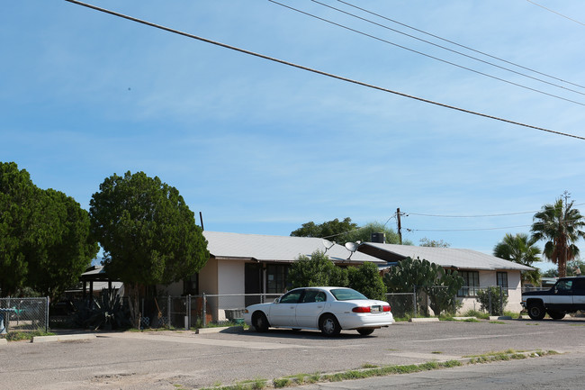 5763-5785 E 26th St in Tucson, AZ - Foto de edificio - Building Photo