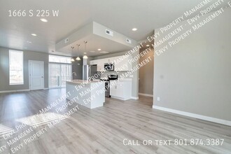 1666 S 225 W in Clearfield, UT - Foto de edificio - Building Photo