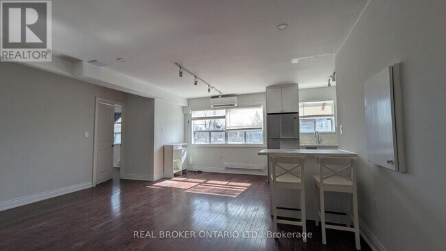 2209 Gerrard St E in Toronto, ON - Building Photo - Building Photo