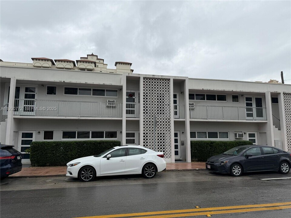 100 Madeira Ave in Coral Gables, FL - Building Photo