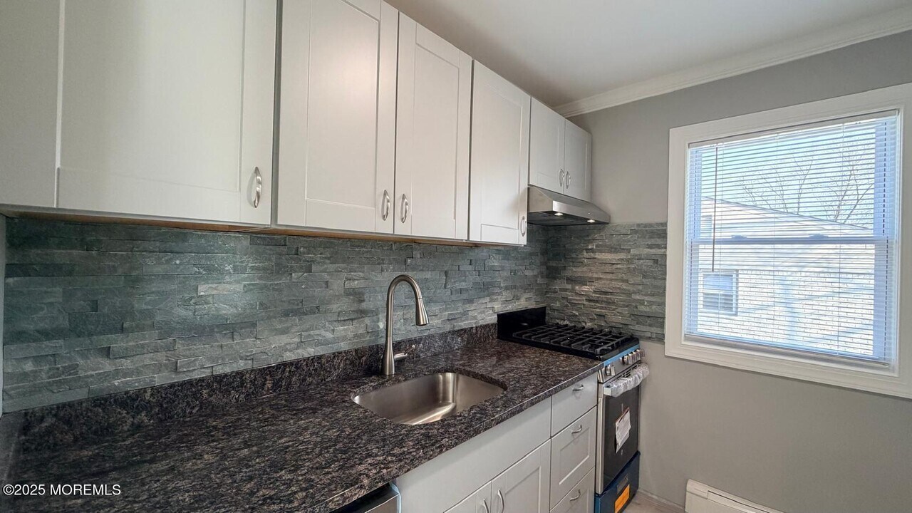 420 Cross Rd in Matawan, NJ - Building Photo