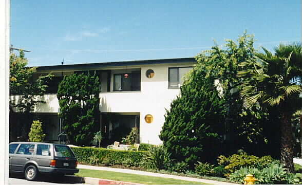 16000 W Sunset Blvd in Pacific Palisades, CA - Building Photo