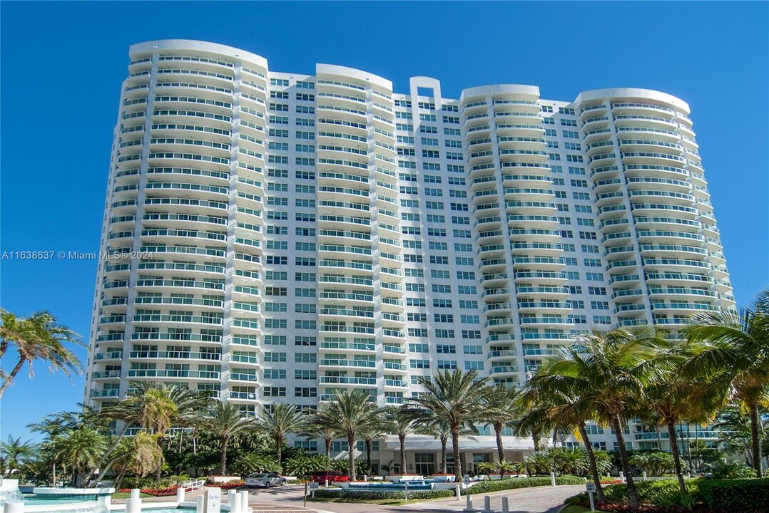 20201 E Country Club Dr, Unit #405 in Aventura, FL - Building Photo