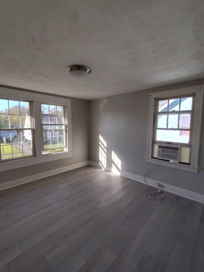 1627 Woodbine Ave SE in Warren, OH - Building Photo - Building Photo