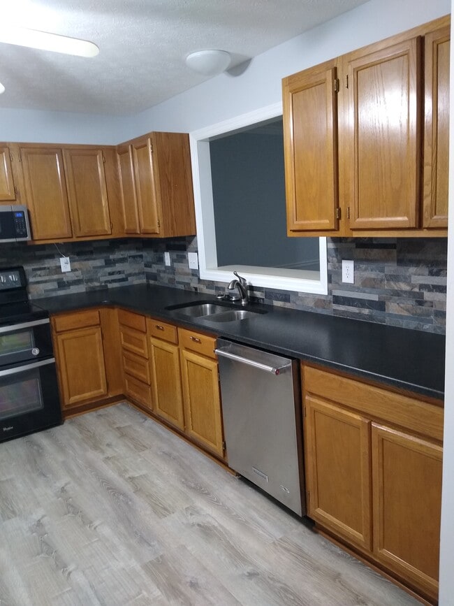 103 Pinewood Dr in Lenoir City, TN - Building Photo - Building Photo