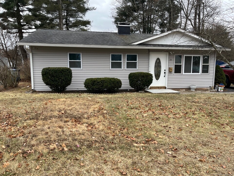 31 Hardwood Rd in Plainville, CT - Building Photo