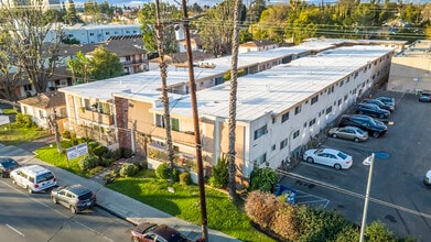 Oxnard Garden Apartments in Van Nuys, CA - Building Photo - Building Photo