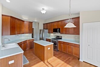115 Clover Dr in Sugar Grove, IL - Building Photo - Building Photo