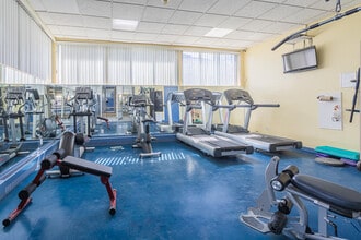 Le Saphir in St. Laurent, QC - Foto de edificio - Building Photo