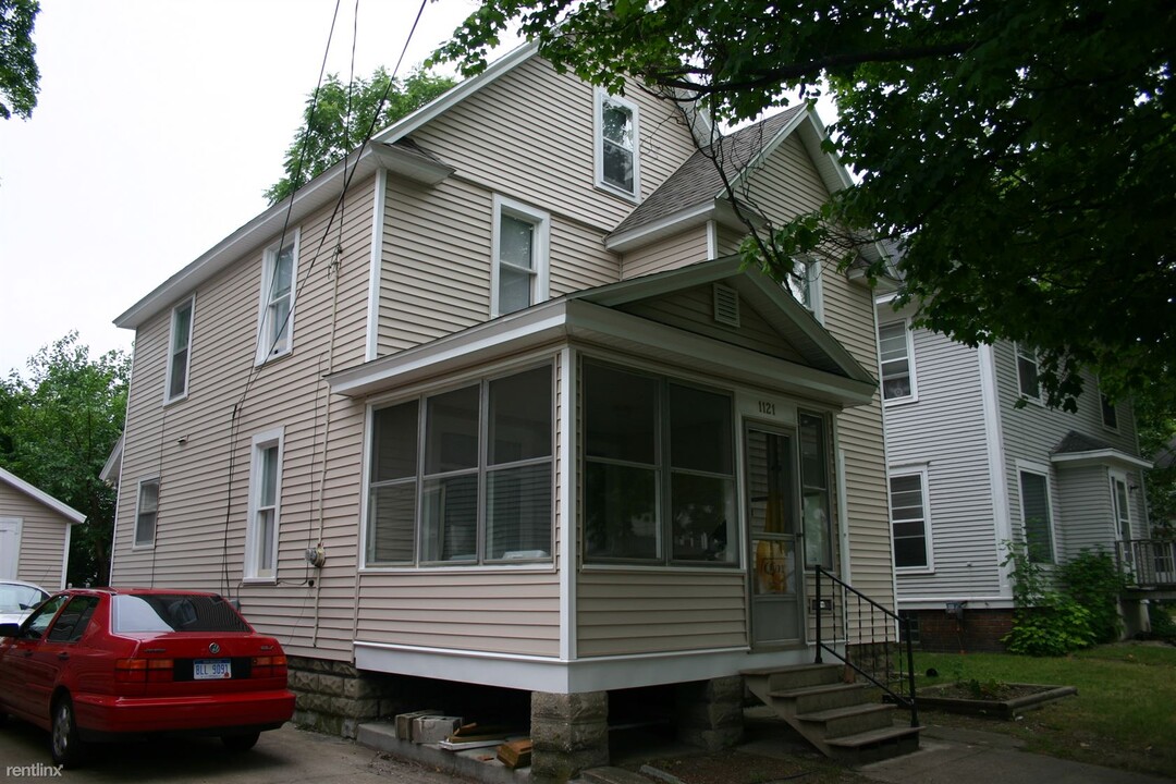 1121 W North St Photo