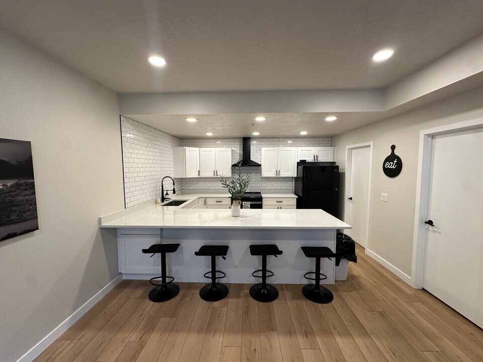 609 N Seven Peaks Blvd, Unit 18 in Provo, UT - Foto de edificio