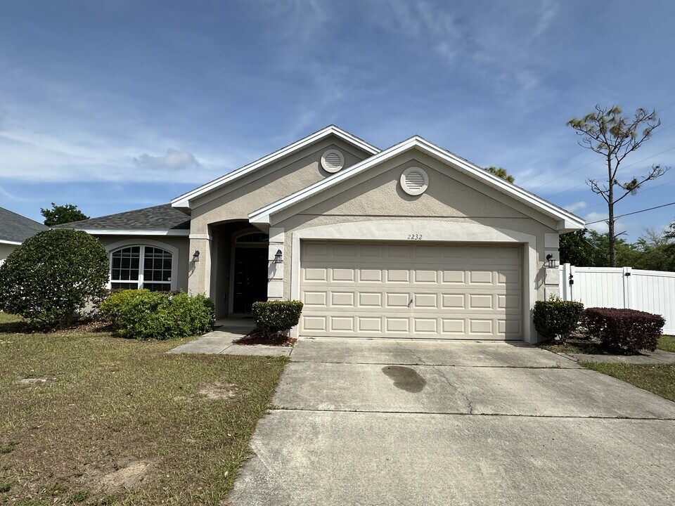2232 Bexley Dr in Tavares, FL - Building Photo