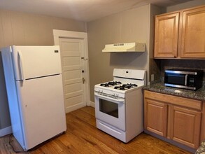 27 W Wyoming Ave, Unit #1 in Melrose, MA - Building Photo - Building Photo