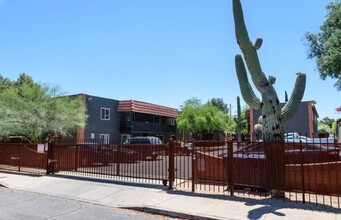 Halmark Apartments in Tucson, AZ - Building Photo - Primary Photo