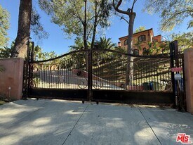 4536 Vanalden Ave in Los Angeles, CA - Building Photo