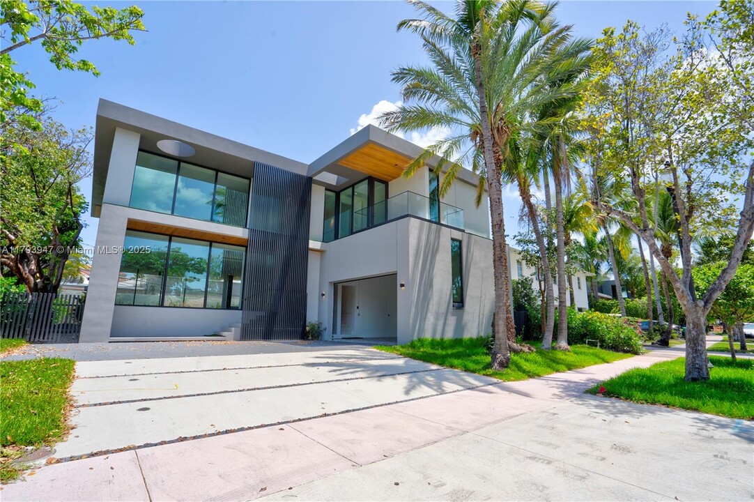 735 Fernwood Rd in Key Biscayne, FL - Foto de edificio