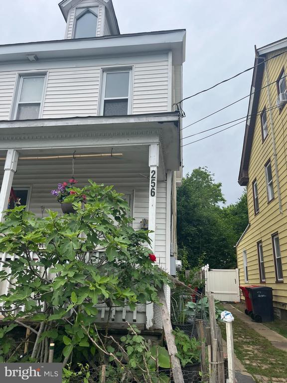 property at 256 Walnut St
