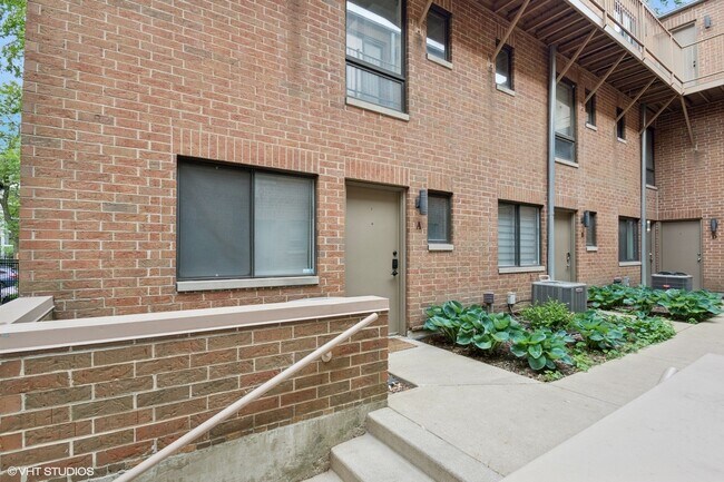 3759 N Kenmore Ave, Unit A in Chicago, IL - Building Photo - Building Photo
