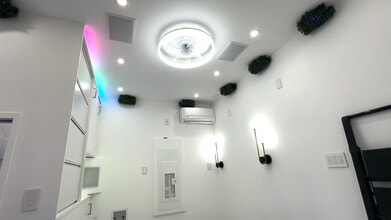 196 Danforth Ave, Unit Tiny Home in Jersey City, NJ - Foto de edificio - Building Photo