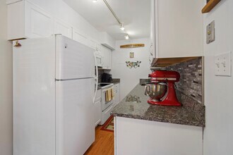 4803 Wellington Dr, Unit 4 in Chevy Chase, MD - Building Photo - Building Photo