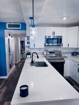 390 Saxony Way in Delray Beach, FL - Building Photo