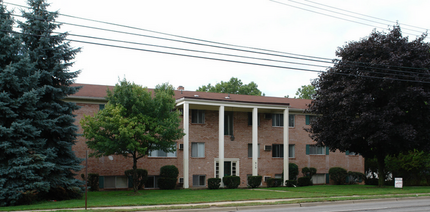 910 E. Jolly Rd. #1-12 in Lansing, MI - Foto de edificio - Building Photo