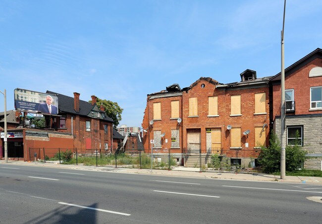 403 King St E