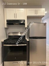 212 Zabriskie St in Jersey City, NJ - Building Photo - Building Photo