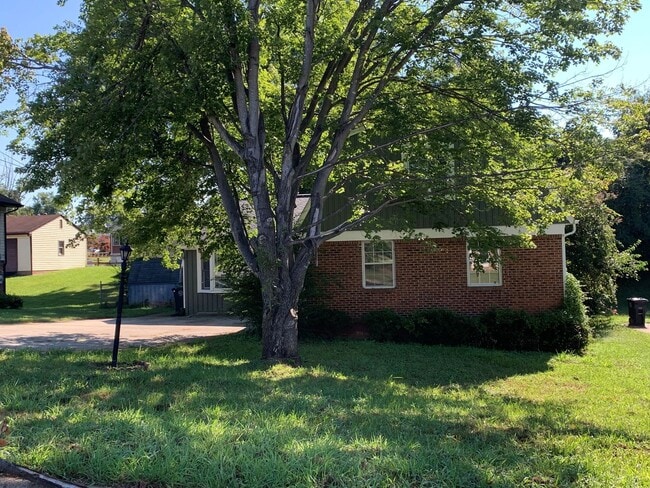 1104 Long Meadows Dr in Lynchburg, VA - Building Photo - Building Photo