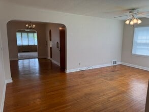 2711 E Locust St in Davenport, IA - Building Photo - Building Photo