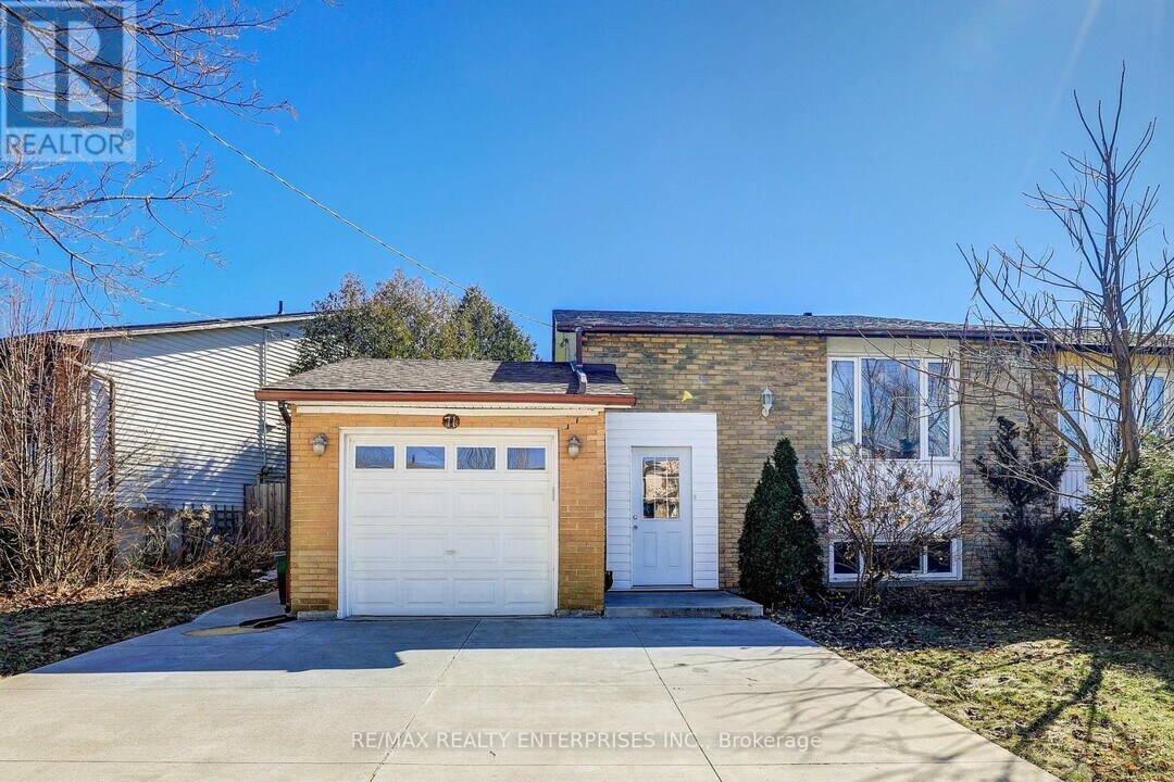71 Adis Ave in Hamilton, ON - Building Photo