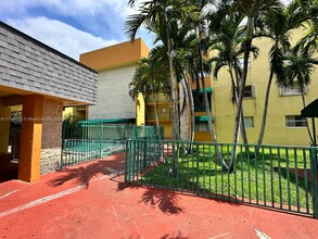 666 W 81st St in Hialeah, FL - Foto de edificio - Building Photo
