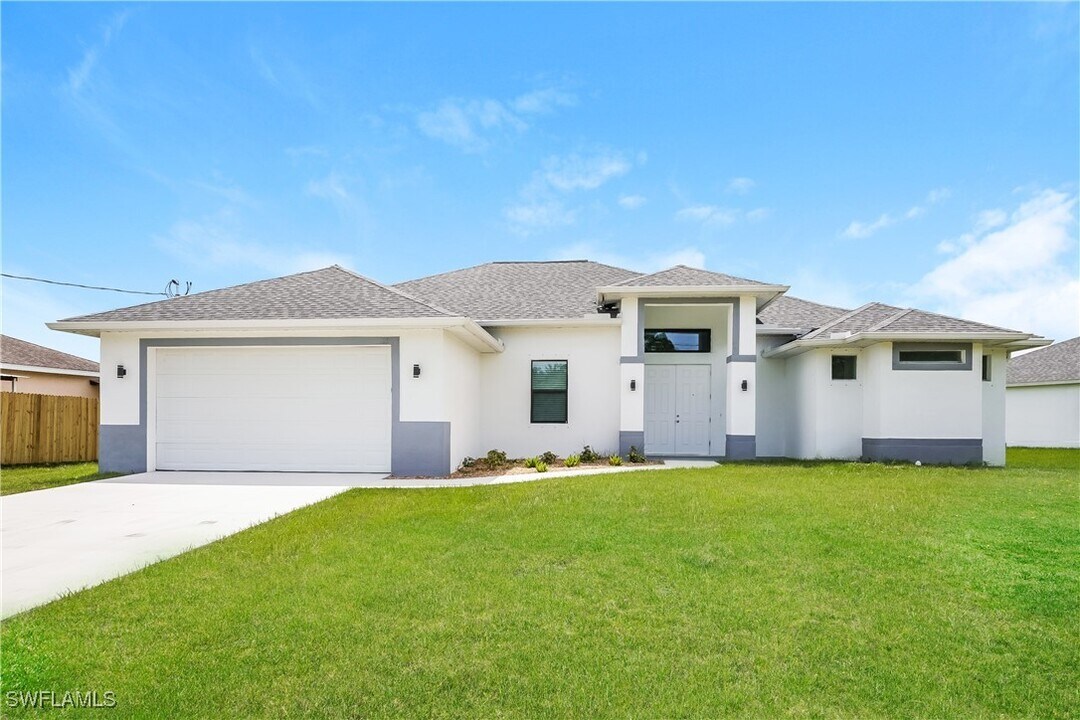1125 Capp Ave in Lehigh Acres, FL - Building Photo