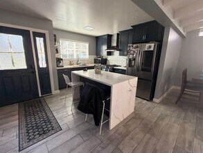 11260 Orion Ave in Los Angeles, CA - Foto de edificio - Building Photo