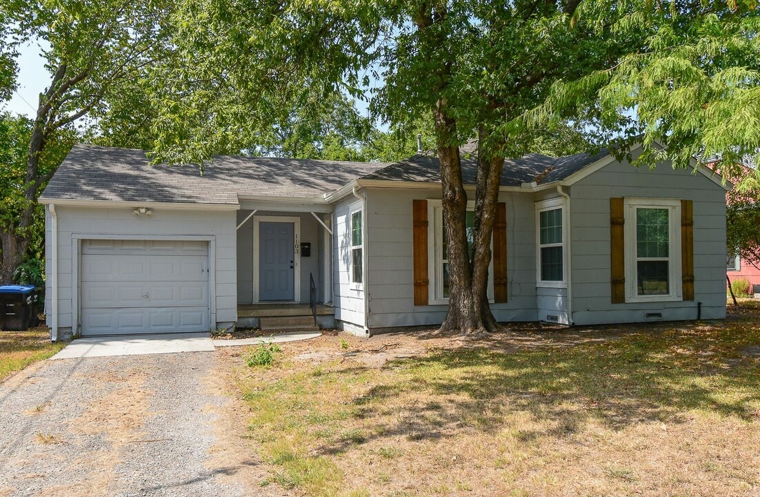 1103 Pecan Ave in Greenville, TX - Foto de edificio