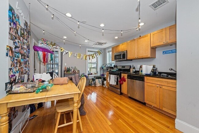 37 Hillside St, Unit 2 in Boston, MA - Building Photo - Building Photo