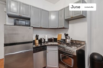 31 Saint Marks Pl in New York, NY - Building Photo - Building Photo