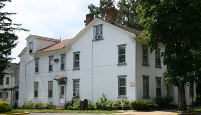 237 S 3rd St in Lewisburg, PA - Foto de edificio - Building Photo