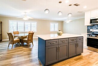 1900 Benjamin Franklin Dr in Sarasota, FL - Foto de edificio - Building Photo