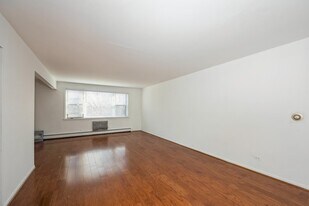 8640 Skokie Blvd, Unit 306 in Skokie, IL - Building Photo