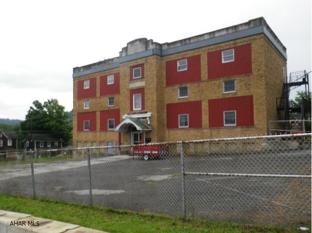 301 Mulberry St in Northern Cambria, PA - Building Photo